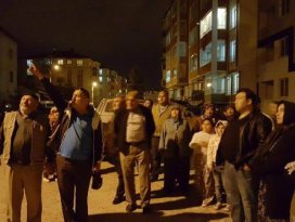 Mahalle halkı baz istasyonu için sokağa döküldü