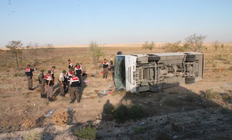 Konyada düğün yolunda kaza: 26 yaralı