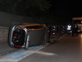 Otomobil kaldırımda bekleyen yayalara çarptı!