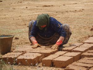 Kerpiç ustası kadınlar sanat köyünü inşaa ediyor
