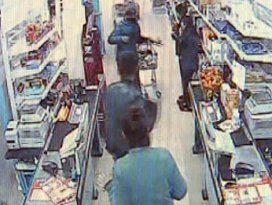 Soygun haberi izleyip, marketi gasp ettiler