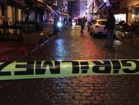 Beyoğlu’nda silahlı kavga: 1’i polis 4 yaralı