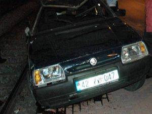 Alkollü sürücü otomobille tranvay yoluna uçtu