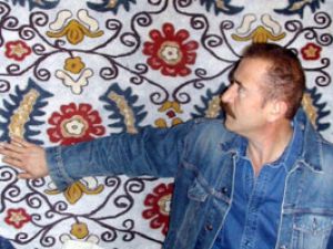 Konyalı keçe ustası yünle resim yapıyor