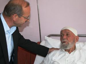 AK Partililerden hasta ziyareti