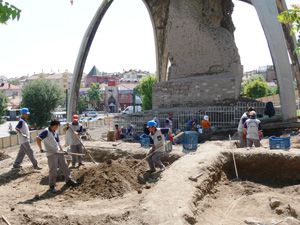 Köşk kazısından tandır kalıntıları çıkıyor