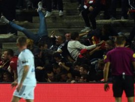 Tribün çöktü, can pazarı yaşandı!