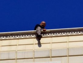 İntihara kalkışan kimlik kaplamacıyı İl Emniyet Müdürü ikna etti