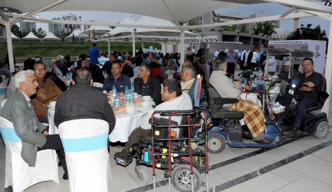 baskan-akyurek,-engellilerle-iftarda-bulustu-2.jpg