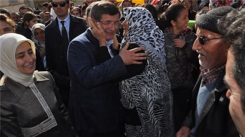 davutoglu-hemsehrilerini-selamladi-2.jpg