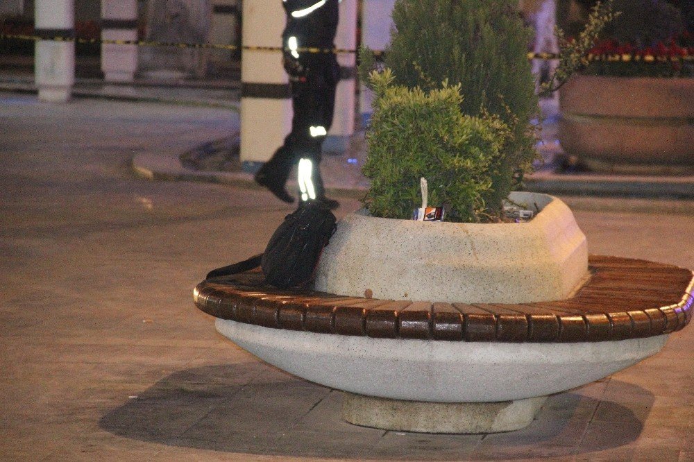 konyada-bir-bankta-birakilan-sahipsiz-canta-polis-ekiplerini-alarma-002.jpg