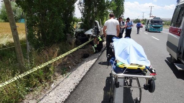 konyada-kamyonet-motosiklete-ve-agaca-carpti.jpg