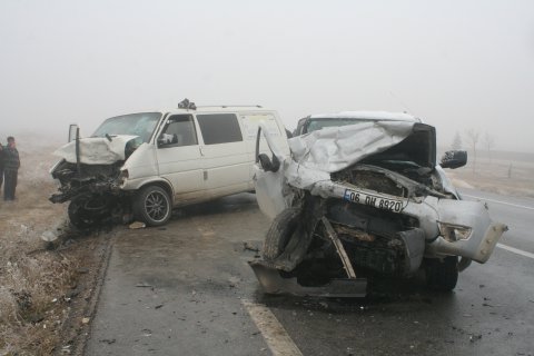 konyada-komyonet-ile-minibus-carpisti-1.jpg