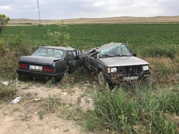 konyada-otomobil-kamyonete-carpti.jpg