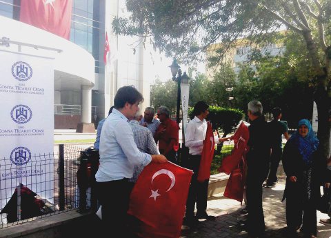 kto-10-bin-turk-bayragi-dagitti.jpg