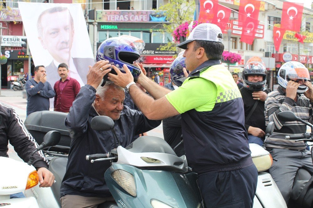 kultur-parkta-bir-kask-bir-hayat-slogani-ile-motosiklet-suruculerine-001.jpg
