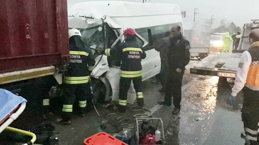 minibus-kirmizi-isikta-bekleyen-tira-carpti-13-yarali-_3546_dhaphoto2.jpg