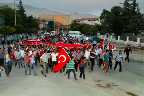 yunak-halki-teroru-lanetledi.jpg
