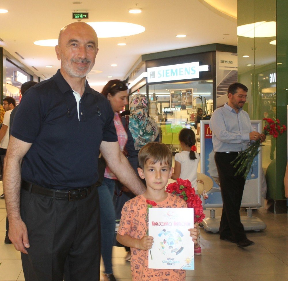 ziyaret-esnasinda-vatandaslara-karanfil-cocuklara-ise-boyama-kitabi.jpg